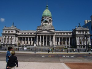 Turistas Observando el Congreso en Buenos Aires