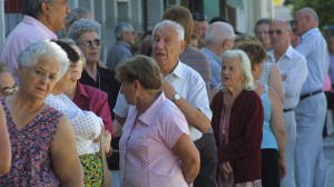 Jubilados en Argentina haciendo largas filas para cobrar su jubilación