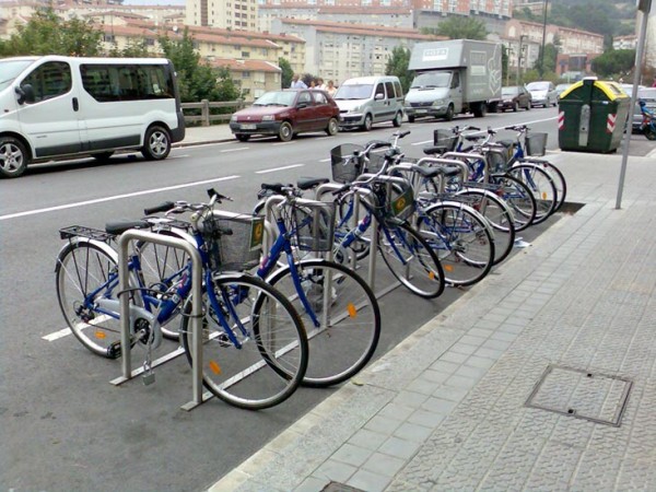 estacionamiento autos y bicicletas