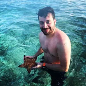 Excursión Jhonny Cay, por favor no saquen las estrellas de mar del agua.